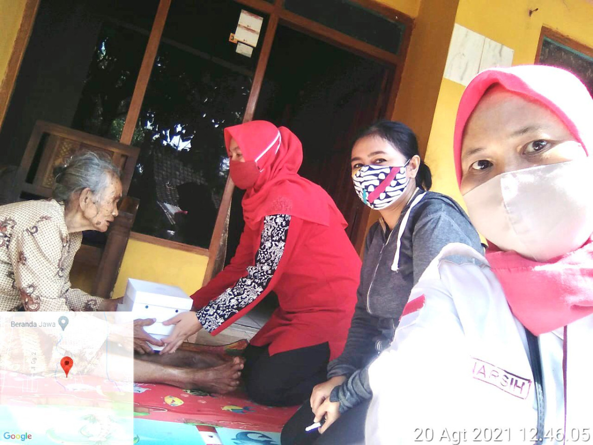 Ketua TP.PKK Cangkiran menyerahkan bantuan permakanan pada lansia